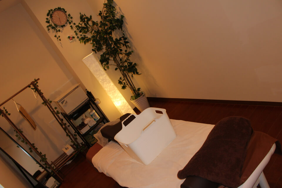 手もみ処RECOVERの　暖かな光溢れる施術場